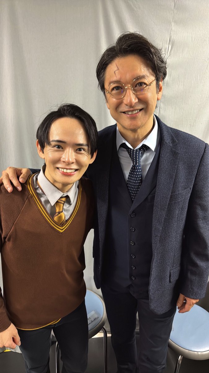 minato_komusubi's tweet photo. 本日もありがとうございました！
石丸幹二さん、とっっっても偉大で寛大で素晴らしいお方でした。
ずーーーーっと客席から観ていた方とこうして御一緒できたことが僕にとっての魔法です。

ありがとうございました!!!
お疲れ様でした!!!

#ハリポタ舞台 
#呪いの子 https://t.co/XEi27qR32M