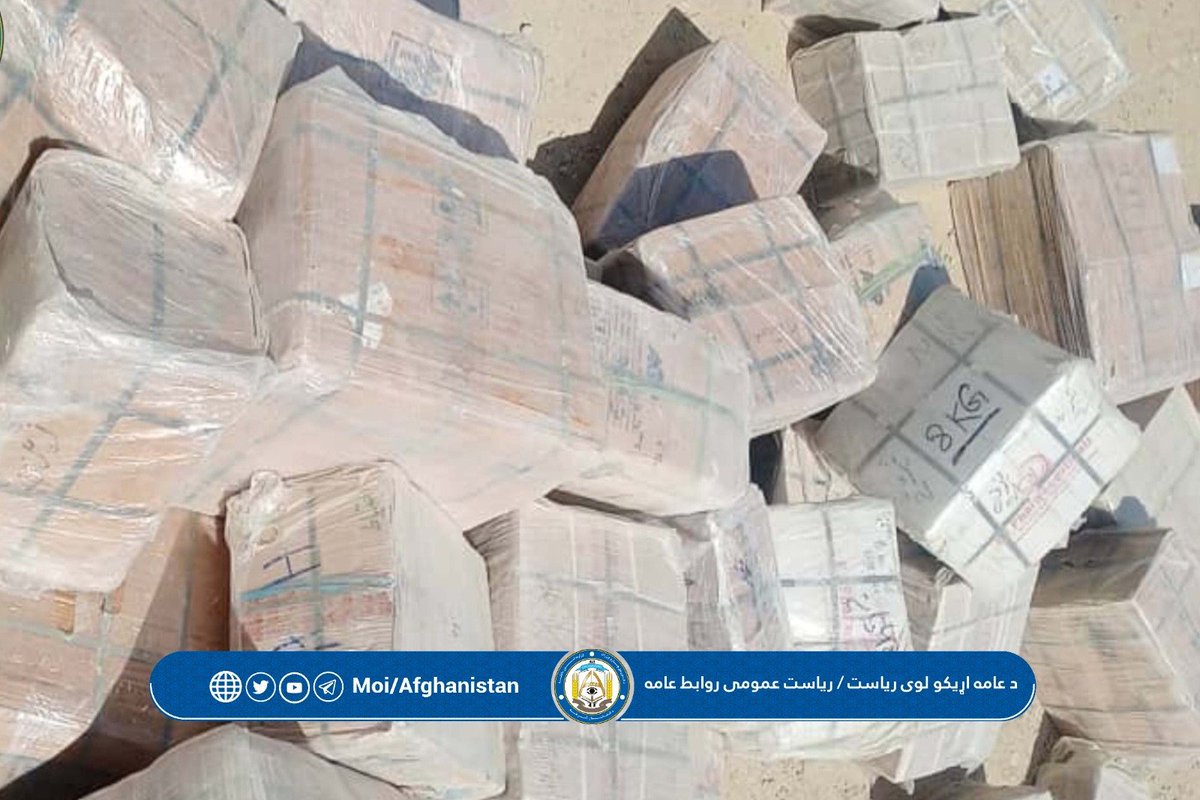 moiafghanistan's tweet photo. په هلمند ولایت کې د درملو او سوداګریزو توکو د قاچاق په تړاو ۵ تنه ونیول شول

د هلمند ولایت د لښکرګاه ښار د درېیمې حوزې امنیتي ځواکونو او د مارجې ولسوالۍ د امنیې قومندانۍ منسوبینو د ګډو عملیاتو پر مهال پنځه تنه چې په درې مازډا لارۍ موټرو کې یې له پاکستان څخه سوداګریز توکي ۱/۳ https://t.co/6Zhwn49XhU