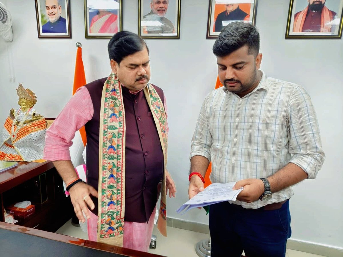 btetctet's tweet photo. माननीय शिक्षा मंत्री मिथिलेश तिवारी सर को सातवें वेतनमान और चल रहे आंदोलन को लेकर अवगत कराते हुए @mkrtiwari_bjp https://t.co/GNaookKJCp