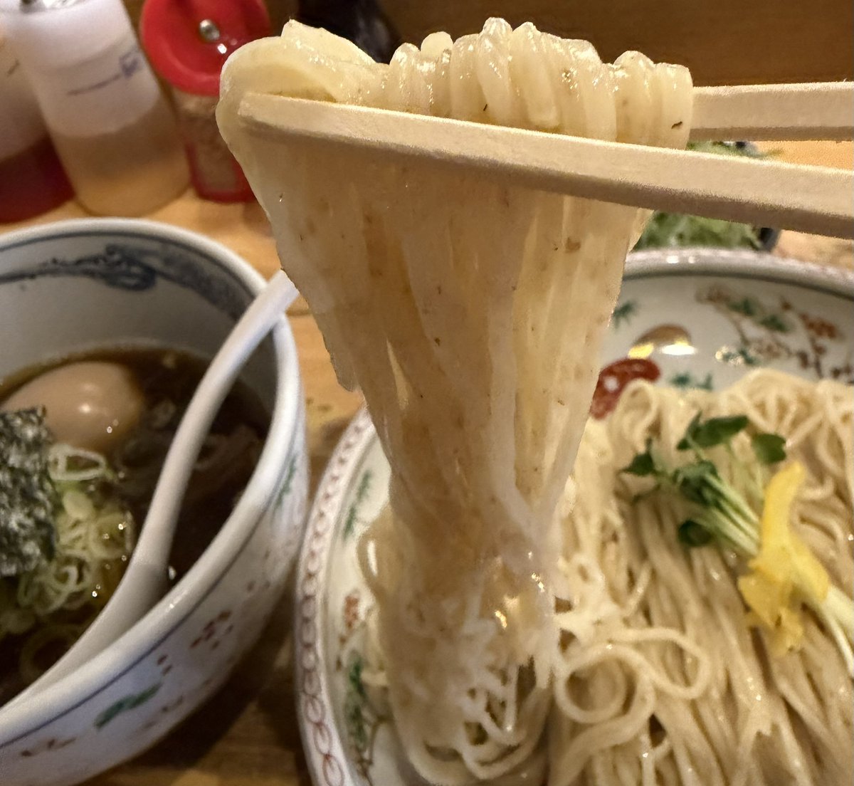 ISA66692528's tweet photo. 今日は伊勢崎市の「いまるや」へ🍜
醤油つけ麺大盛り¥1,100＋味玉¥150。

鶏・豚骨に煮干しなど魚介の旨味を重ねたつけ汁は、キリッとした醤油が効いた深い味わい。全粒粉入りの麺は香りと喉越しも抜群✨
柔らかなチャーシュー、味しみメンマ、濃厚な味玉も絶品。スープ割りまで美味しく、大満足でした https://t.co/2MA0XoNYDd