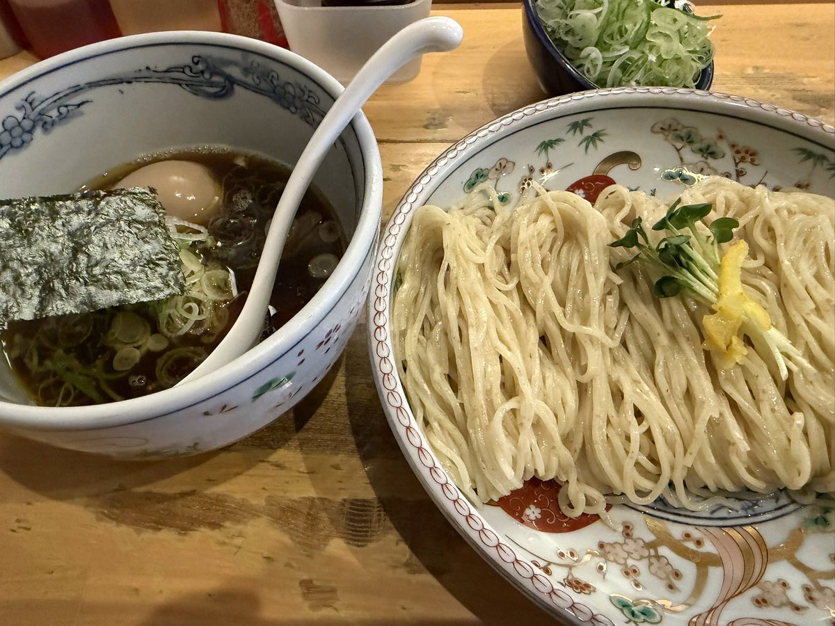 ISA66692528's tweet photo. 今日は伊勢崎市の「いまるや」へ🍜
醤油つけ麺大盛り¥1,100＋味玉¥150。

鶏・豚骨に煮干しなど魚介の旨味を重ねたつけ汁は、キリッとした醤油が効いた深い味わい。全粒粉入りの麺は香りと喉越しも抜群✨
柔らかなチャーシュー、味しみメンマ、濃厚な味玉も絶品。スープ割りまで美味しく、大満足でした https://t.co/2MA0XoNYDd