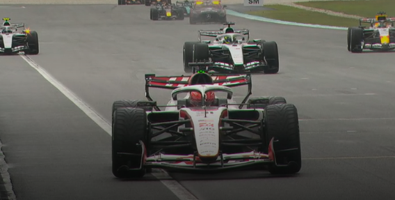 TearOffFR's tweet photo. 🚨 Ces tours de formation sont totalement chaotiques !!

Plusieurs pilotes se retrouvent sans aucune puissance, s’arrêtent en pleine piste… puis repartent !

Et la Safety Car leur a déjà pris un tour 😳

#F1 #BahrainGP https://t.co/LTEhb2iKCd