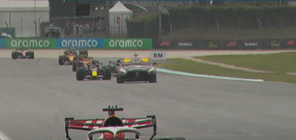 TearOffFR's tweet photo. 🚨 Ces tours de formation sont totalement chaotiques !!

Plusieurs pilotes se retrouvent sans aucune puissance, s’arrêtent en pleine piste… puis repartent !

Et la Safety Car leur a déjà pris un tour 😳

#F1 #BahrainGP https://t.co/LTEhb2iKCd