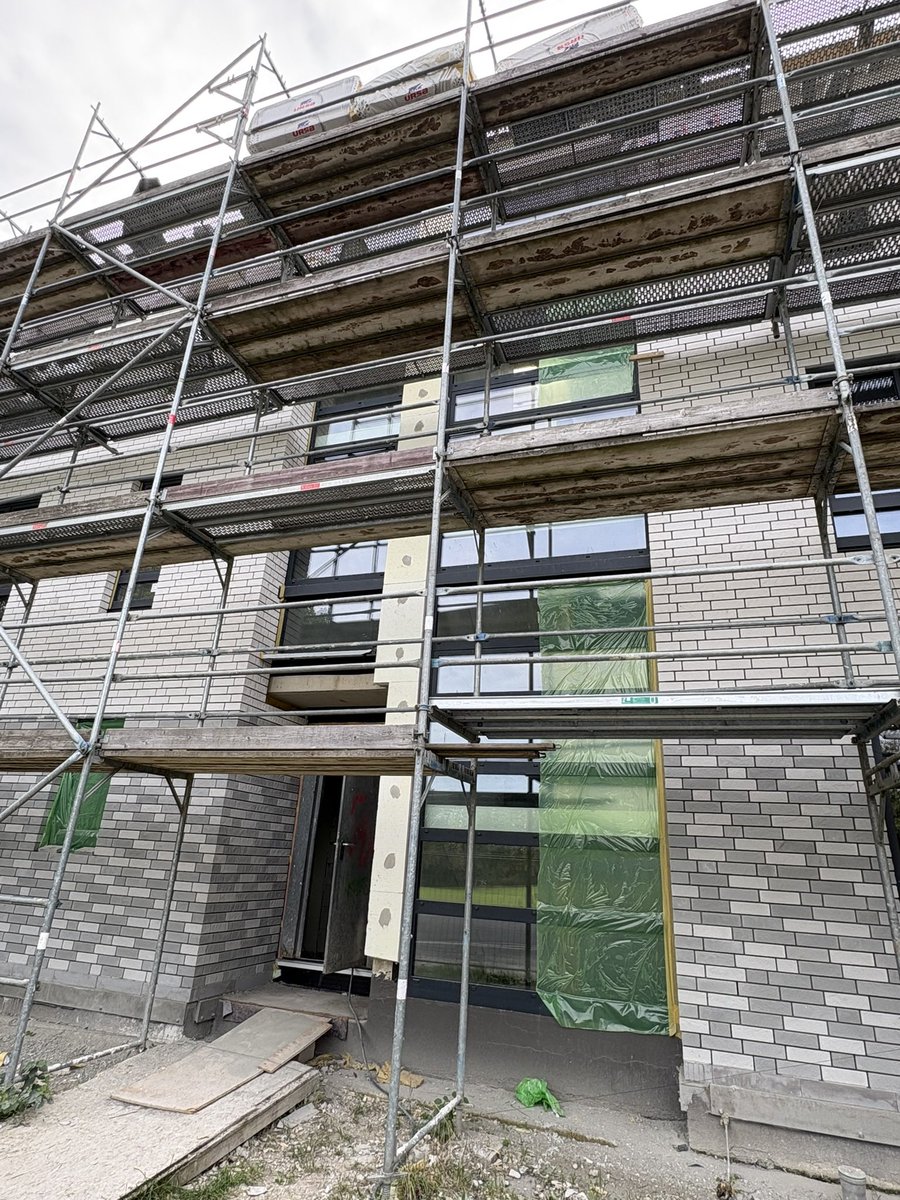 ac_bauplanung's tweet photo. Hier entstehen wunderschöne neue Wohnungen in Aachen-Verlautenheide. 🏡

Wir begleiten das Bauvorhaben mit der Bauüberwachung und stehen dem Bauherrn während der Umsetzung fachlich und beratend zur Seite.

Ein schönes Projekt, das Schritt für Schritt Gestalt annimmt. 

#bausachverständiger #wohnen #aachen #acprojekt