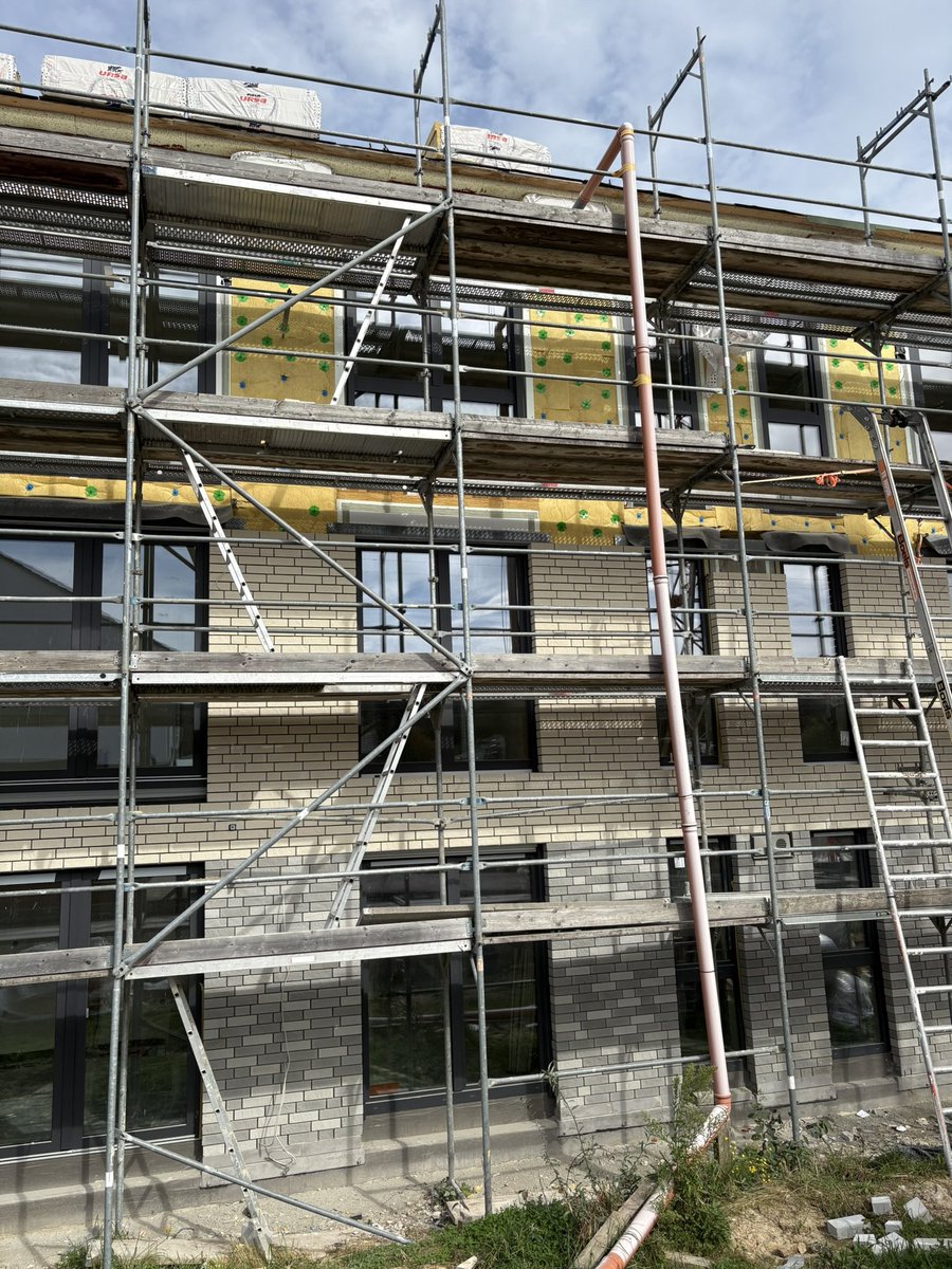 ac_bauplanung's tweet photo. Hier entstehen wunderschöne neue Wohnungen in Aachen-Verlautenheide. 🏡

Wir begleiten das Bauvorhaben mit der Bauüberwachung und stehen dem Bauherrn während der Umsetzung fachlich und beratend zur Seite.

Ein schönes Projekt, das Schritt für Schritt Gestalt annimmt. 

#bausachverständiger #wohnen #aachen #acprojekt