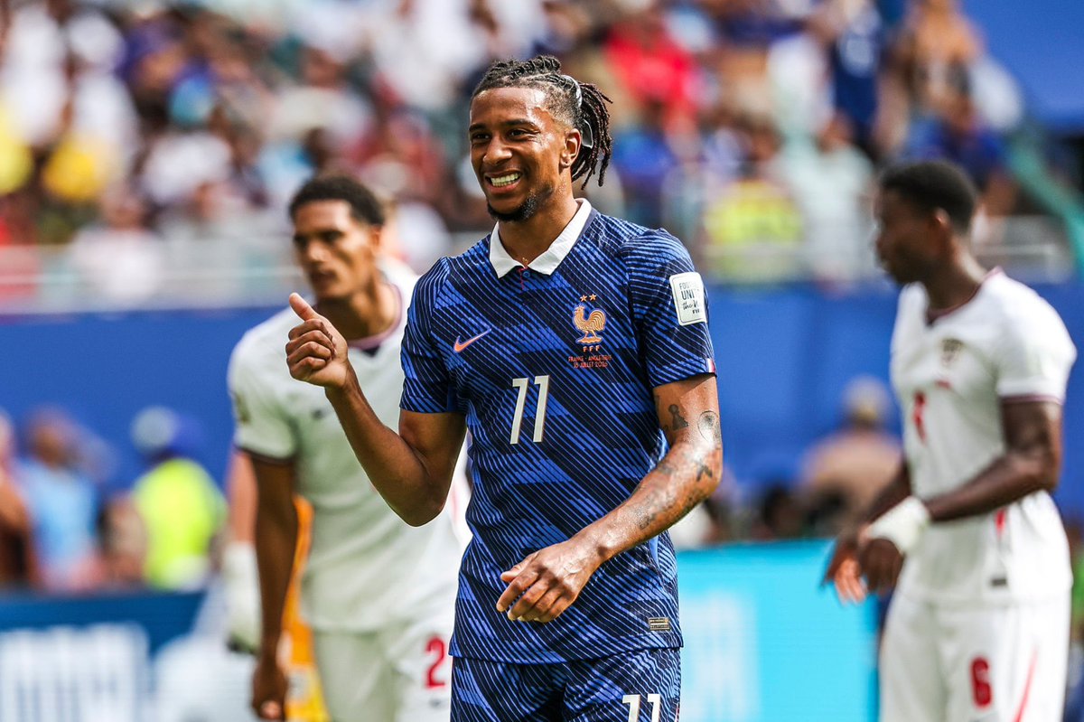 ActuFoot_'s tweet photo. 🚨 Michael OLISE 🇫🇷 a parfois des réactions lunaires : "cet été, il a par exemple demandé, sur une demi-journée de congés accordée par le staff au Mondial, s’il était AUTORISÉ À PRENDRE UN JET POUR S’OFFRIR UN ALLER-RETOUR à quelques heures de Boston. 😁🛩️"

🗞️ @lequipe