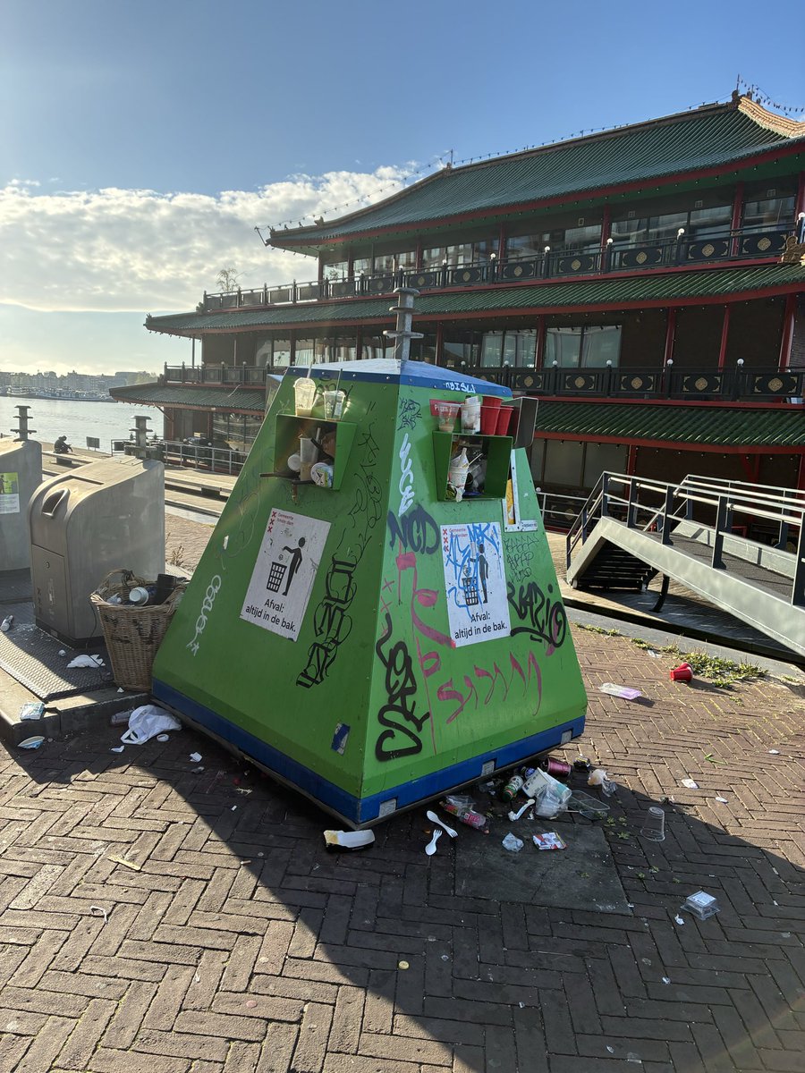 MarceloAmMo's tweet photo. @AmsterdamJa21 @paul_gruter Weer een ochtend, weer een vieze Oosterdokskade. Containers niet vol, maar eromheen opnieuw pizzadozen, flessen en ander afval. Boten aan de steiger dumpen ’s nachts hun troep op straat. We melden het, de gemeente weet het — en er gebeurt niets. @AmsterdamJa21 #stopdetroep https://t.co/2o2ubl1L9N