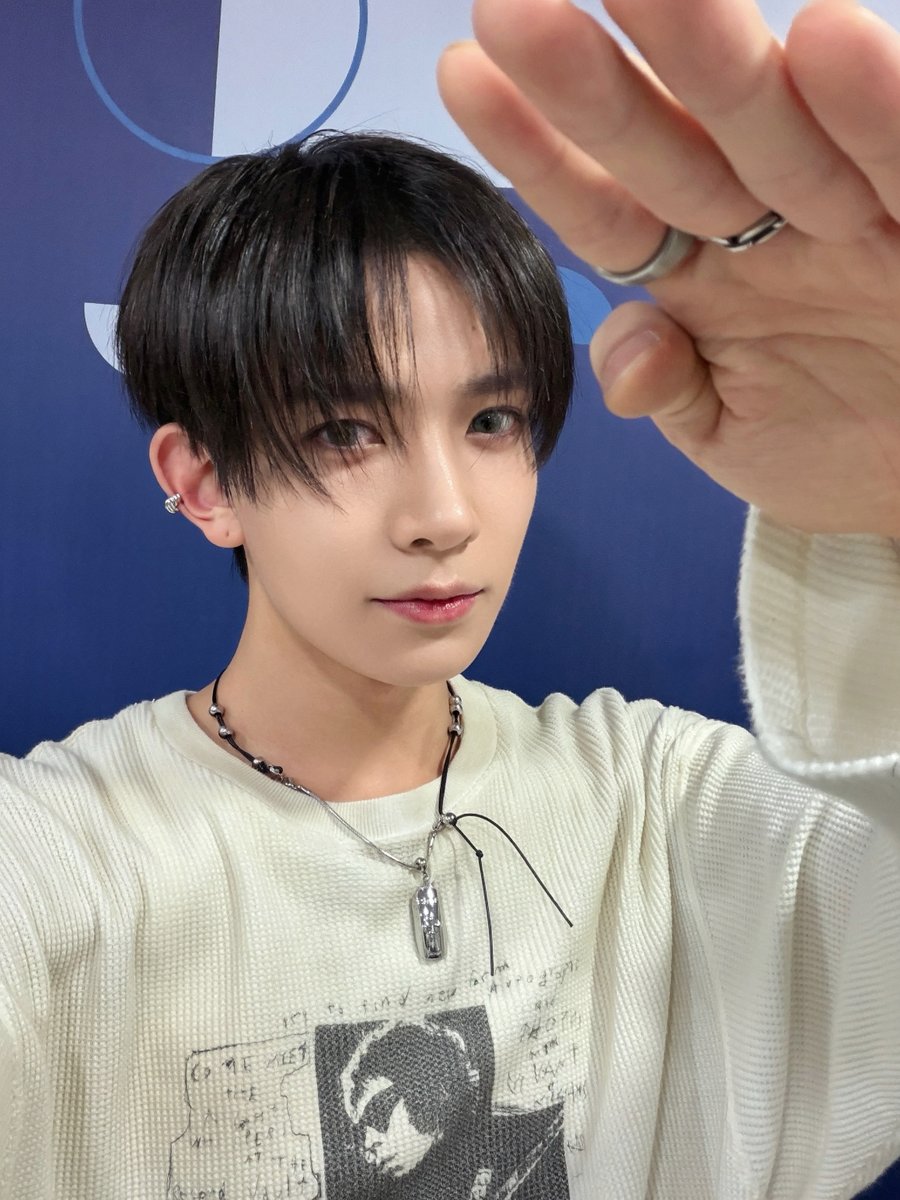 h_evva_n's tweet photo. 261004 @ 인기가요
#EVAN #에반 https://t.co/fGyQohcPGS