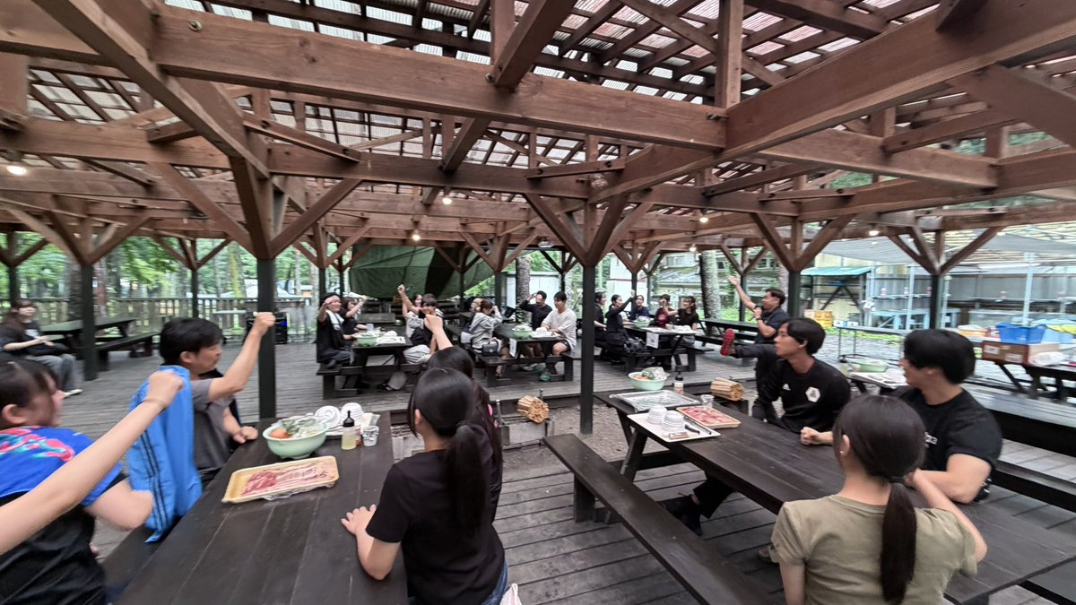 ogi_seminar's tweet photo. こんにちは☀️
夏合宿は山梨へ行きました🚃🗻

・アイコン発表
・前々プレレクチャー
・就活レクチャー
・SPI大会 等々
勉強もしつつ、BBQ🍖やスポーツ大会🎾、各学年の出し物🎬、食わず嫌い大会🍴などなど楽しい思い出をたくさん作りましたෆ

#東京経済大学 #東経大 #東経  #小木ゼミ #小木ゼミナール https://t.co/o3VGzoCy2t