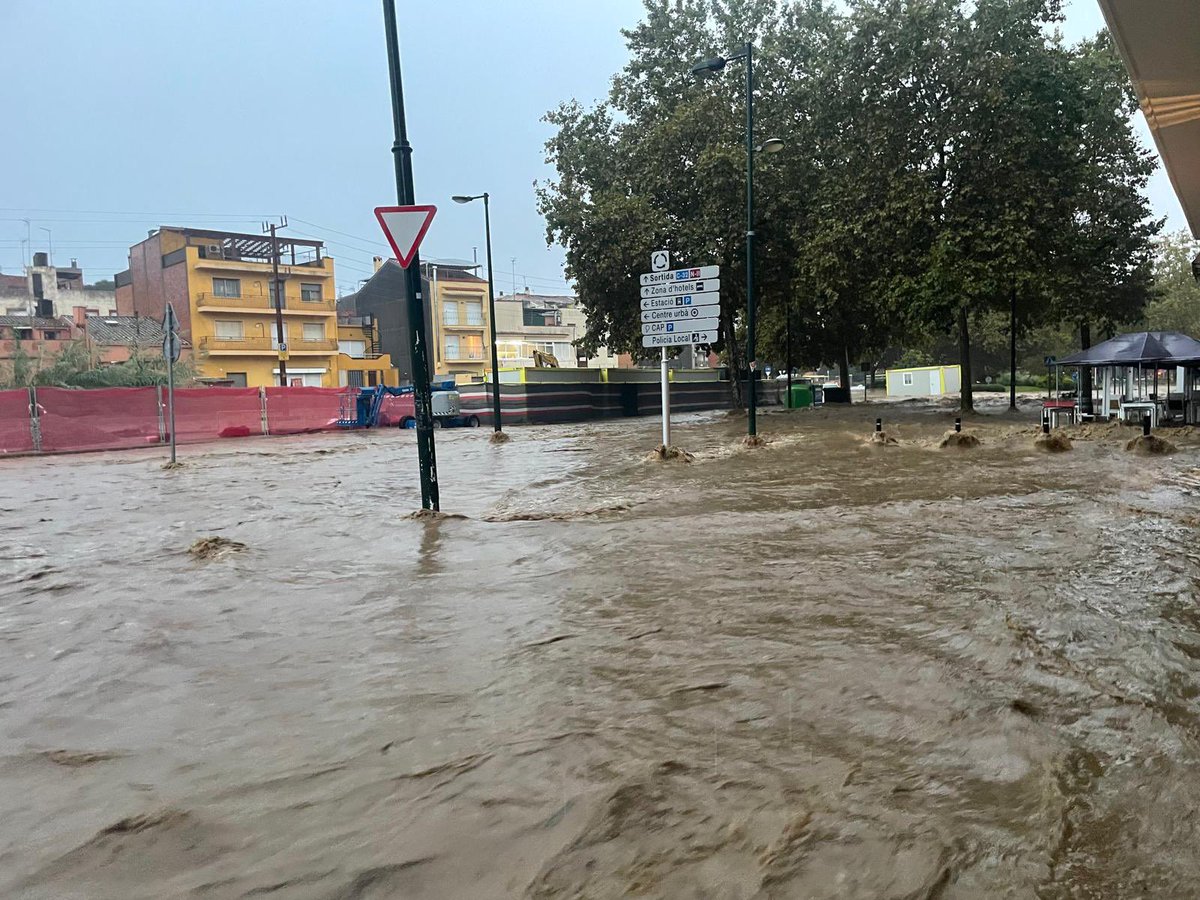 ajmalgrat's tweet photo. ⚠️𝗣𝗹𝗮 𝗲𝗺𝗲𝗿𝗴è𝗻𝗰𝗶𝗲𝘀 𝗽𝗲𝗿 𝗶𝗻𝘂𝗻𝗱𝗮𝗰𝗶𝗼𝗻𝘀 (𝗜𝗡𝗨𝗡𝗖𝗔𝗧)

▪️8 vehicles atrapats
▪️11 avisos d’inundacions baixos
▪️ 1 persona rescatada vehicle 

▪️Zones afectades:

🔺 Riera a Can Patalina
🔺Pàrquing camp de futbol
🔺 Girona, Passada, Indústria i Costa Brava https://t.co/p1A08NqPjz