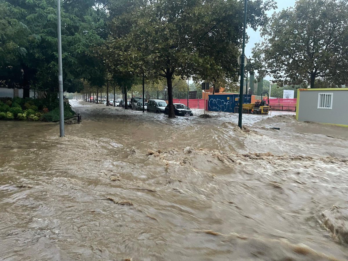 ajmalgrat's tweet photo. ⚠️𝗣𝗹𝗮 𝗲𝗺𝗲𝗿𝗴è𝗻𝗰𝗶𝗲𝘀 𝗽𝗲𝗿 𝗶𝗻𝘂𝗻𝗱𝗮𝗰𝗶𝗼𝗻𝘀 (𝗜𝗡𝗨𝗡𝗖𝗔𝗧)

▪️8 vehicles atrapats
▪️11 avisos d’inundacions baixos
▪️ 1 persona rescatada vehicle 

▪️Zones afectades:

🔺 Riera a Can Patalina
🔺Pàrquing camp de futbol
🔺 Girona, Passada, Indústria i Costa Brava https://t.co/p1A08NqPjz