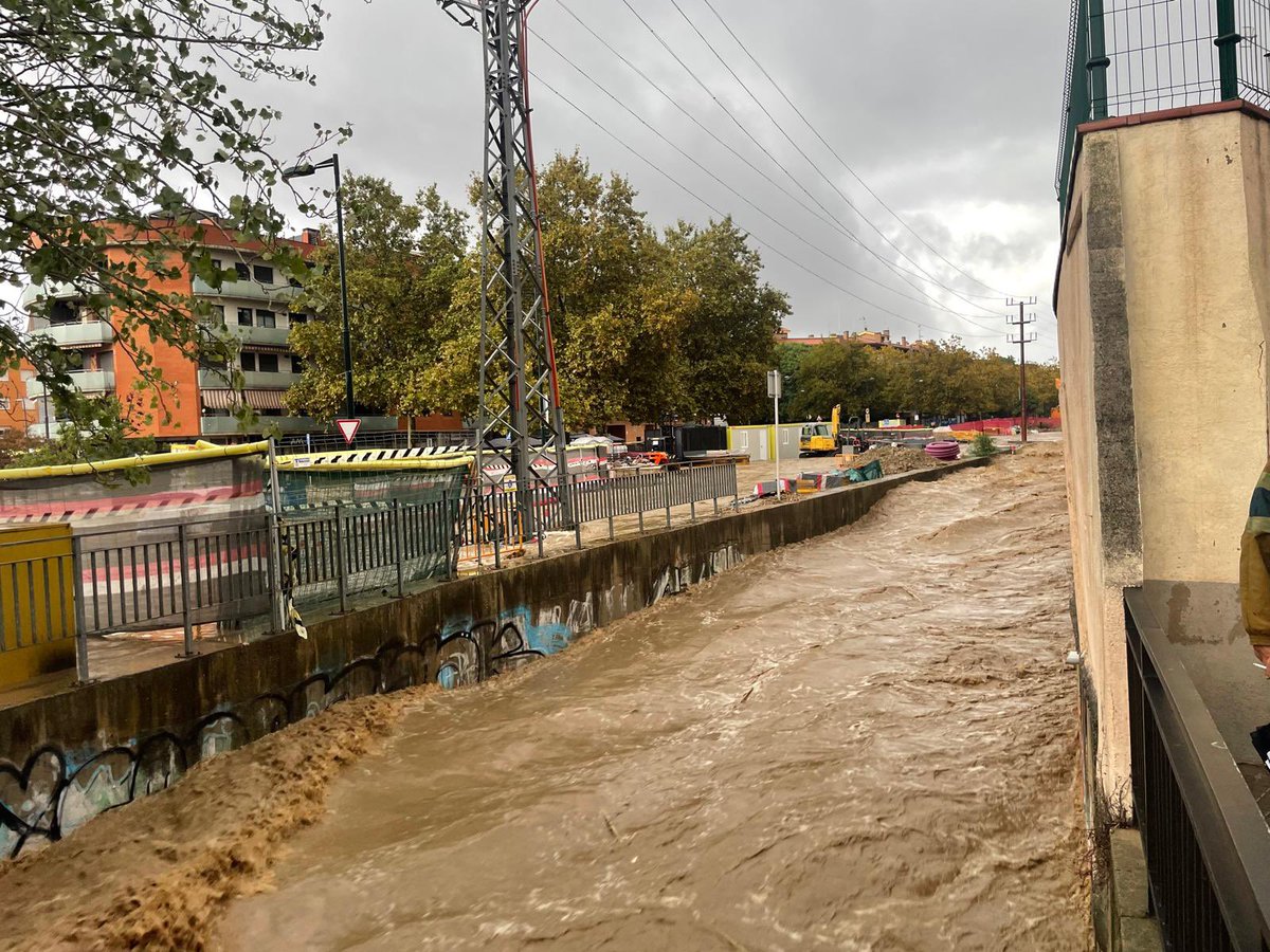 ajmalgrat's tweet photo. ⚠️𝗣𝗹𝗮 𝗲𝗺𝗲𝗿𝗴è𝗻𝗰𝗶𝗲𝘀 𝗽𝗲𝗿 𝗶𝗻𝘂𝗻𝗱𝗮𝗰𝗶𝗼𝗻𝘀 (𝗜𝗡𝗨𝗡𝗖𝗔𝗧)

▪️8 vehicles atrapats
▪️11 avisos d’inundacions baixos
▪️ 1 persona rescatada vehicle 

▪️Zones afectades:

🔺 Riera a Can Patalina
🔺Pàrquing camp de futbol
🔺 Girona, Passada, Indústria i Costa Brava https://t.co/p1A08NqPjz
