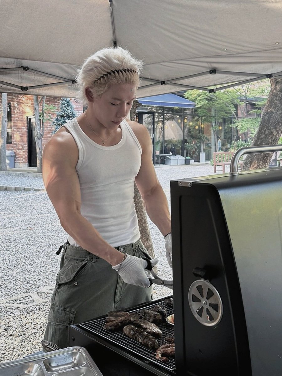 saintovsin's tweet photo. ️️
️️a nice weather wouldn't feel complete without a mean grill. go ahead, take a bite. https://t.co/k2RJs8eSgd