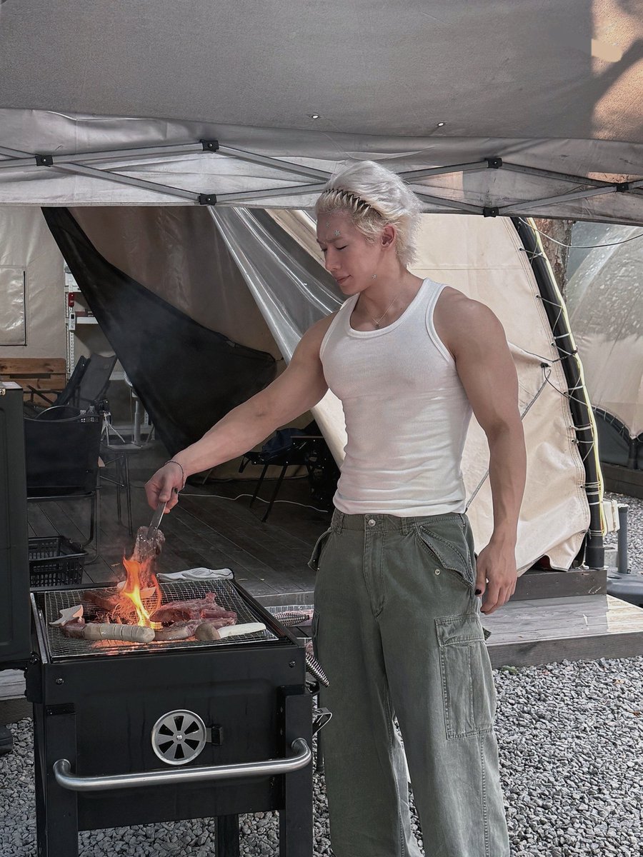 saintovsin's tweet photo. ️️
️️a nice weather wouldn't feel complete without a mean grill. go ahead, take a bite. https://t.co/k2RJs8eSgd