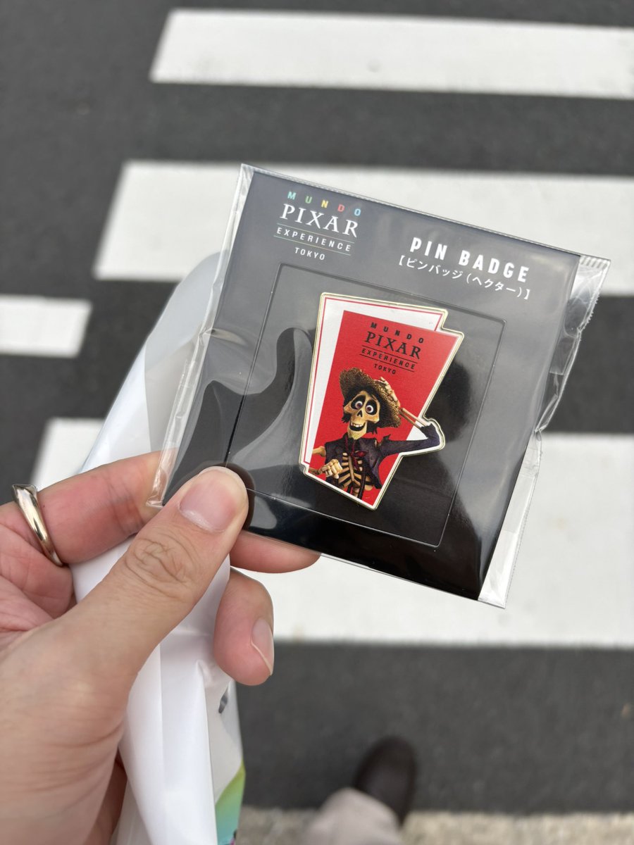 D_dolltw's tweet photo. 四季のアナ雪見たついでに重い腰を上げて、ピクサー展来たんだけど
ミゲルのピンバッジ売り切れてた…。
ISOになってしまった😭 https://t.co/lAwvef8Wc8