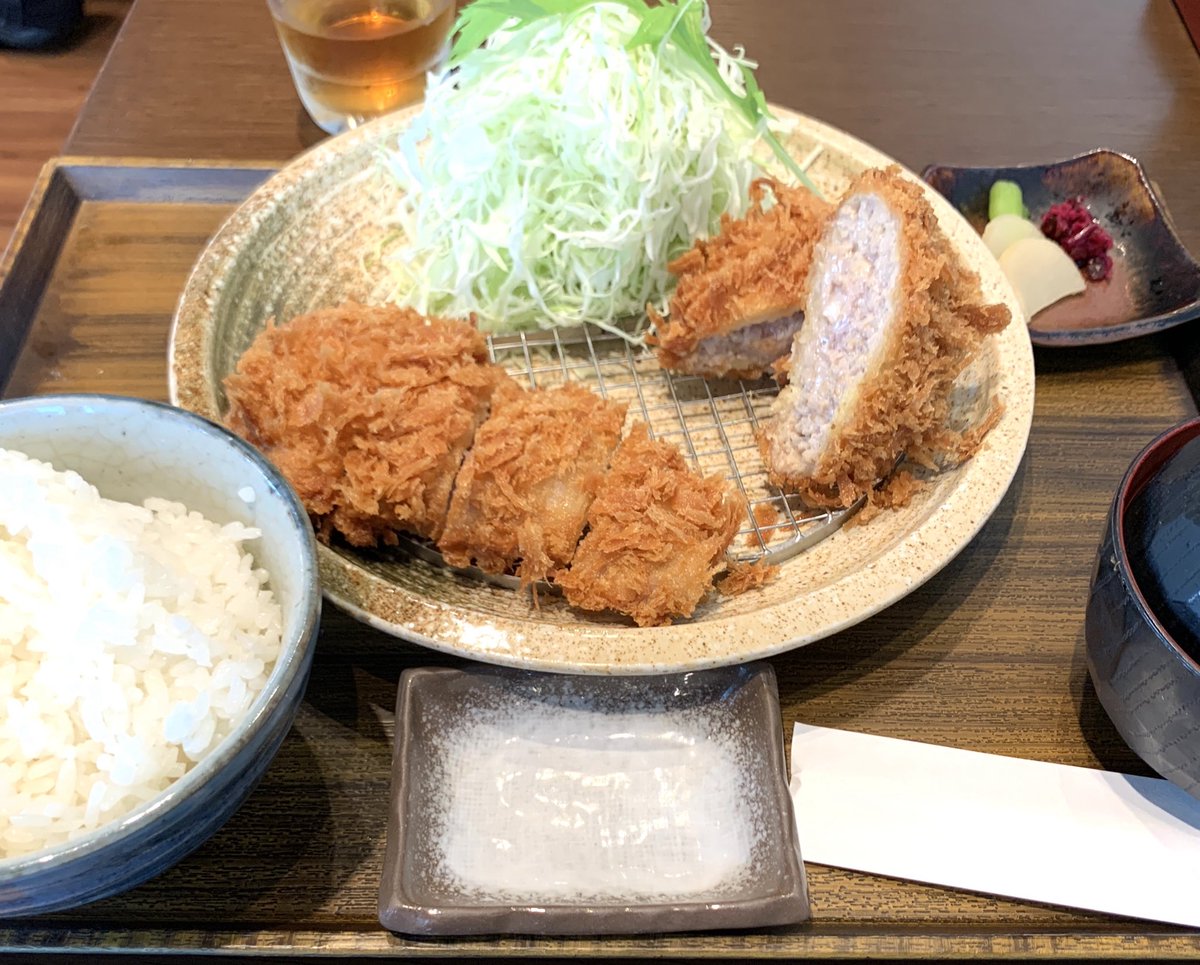 subu80986371's tweet photo. 渋谷でボッチ飯
何故かわからないけど男子2人組の客が多くて　周りの何組かはGカップルらしき感じだし　日曜に昼ごはん一緒に食べてから何すんだろ？って妄想膨らませながら豚カツ美味しく頂いた

朝早かったから帰って昼寝するかなぁ https://t.co/VYmGGHqUP8