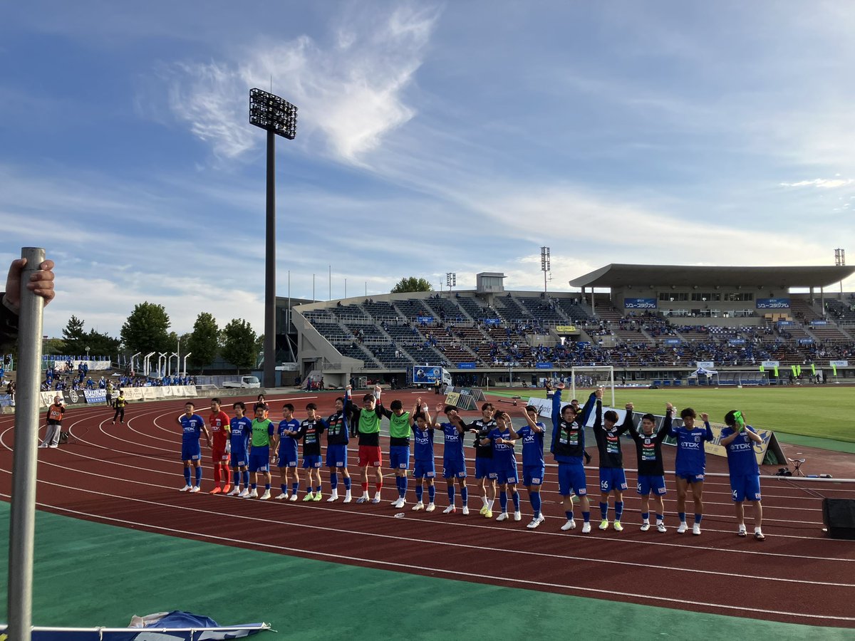 pikabbay's tweet photo. 俺たちの野々村鷹人だ！
苦しい試合展開だった中でセットプレー1本仕留めて守り勝つ秋田らしいウノゼロ👏
自信になる勝利になったと思います。
次節からアウェイ3連戦という過酷な日程になりますが、まず今季アウェイ戦初勝利目指して、いい準備して来週いわき乗り込みましょう！
#ブラウブリッツ秋田 https://t.co/EPDwxtmLqK