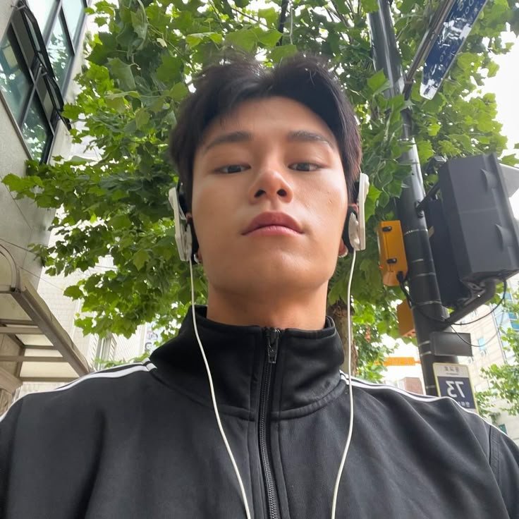 1995H0TSH0T's tweet photo. ‍ ‍      ‍ ‍  
‍ ‍      ‍ ‍ happy 천사 day! i have decided to walk around again and since it's Sunday, there are lots of people in the streets. all of us are really making the best of the rest day since it's Monday again tomorrow, right? 😂
     ‍ ‍      ‍ ‍ https://t.co/tM1sNEzSdA