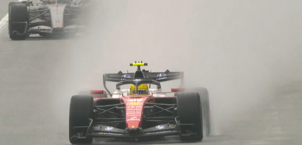 TearOffFR's tweet photo. 🚨 Ces tours de formation sont totalement chaotiques !!

Plusieurs pilotes se retrouvent sans aucune puissance, s’arrêtent en pleine piste… puis repartent !

Et la Safety Car leur a déjà pris un tour 😳

#F1 #BahrainGP https://t.co/LTEhb2iKCd