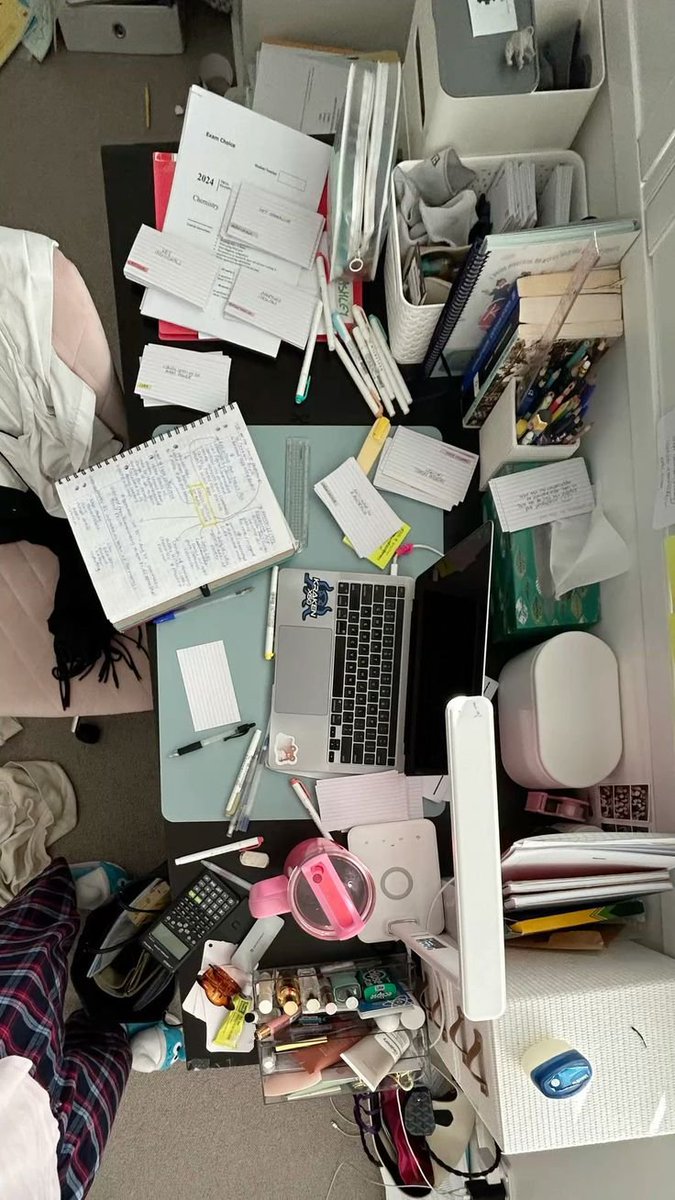 Aurielle007s's tweet photo. me and my messy desk https://t.co/BiTnV5D3qF