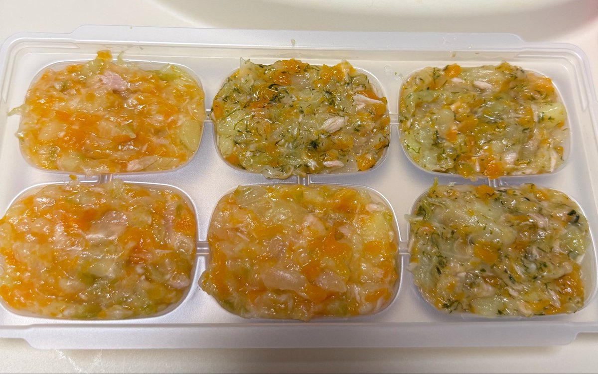 neco_JIK's tweet photo. 今回の主な仕込みは
・野菜がゆ（プレーン）50g
・ほうれん草としらす15g
・野菜スープ（プレーンとミネストローネ風）30g~40g
・にんじんとツナ（赤はトマト入り）15g
・ポテサラ風（プレーンと青のり入り）25g
下３つは味付けにベビーコンソメ使用🫰🏻✨初めてだから少し少なめうっすーく意識。 https://t.co/M1w3bo9296