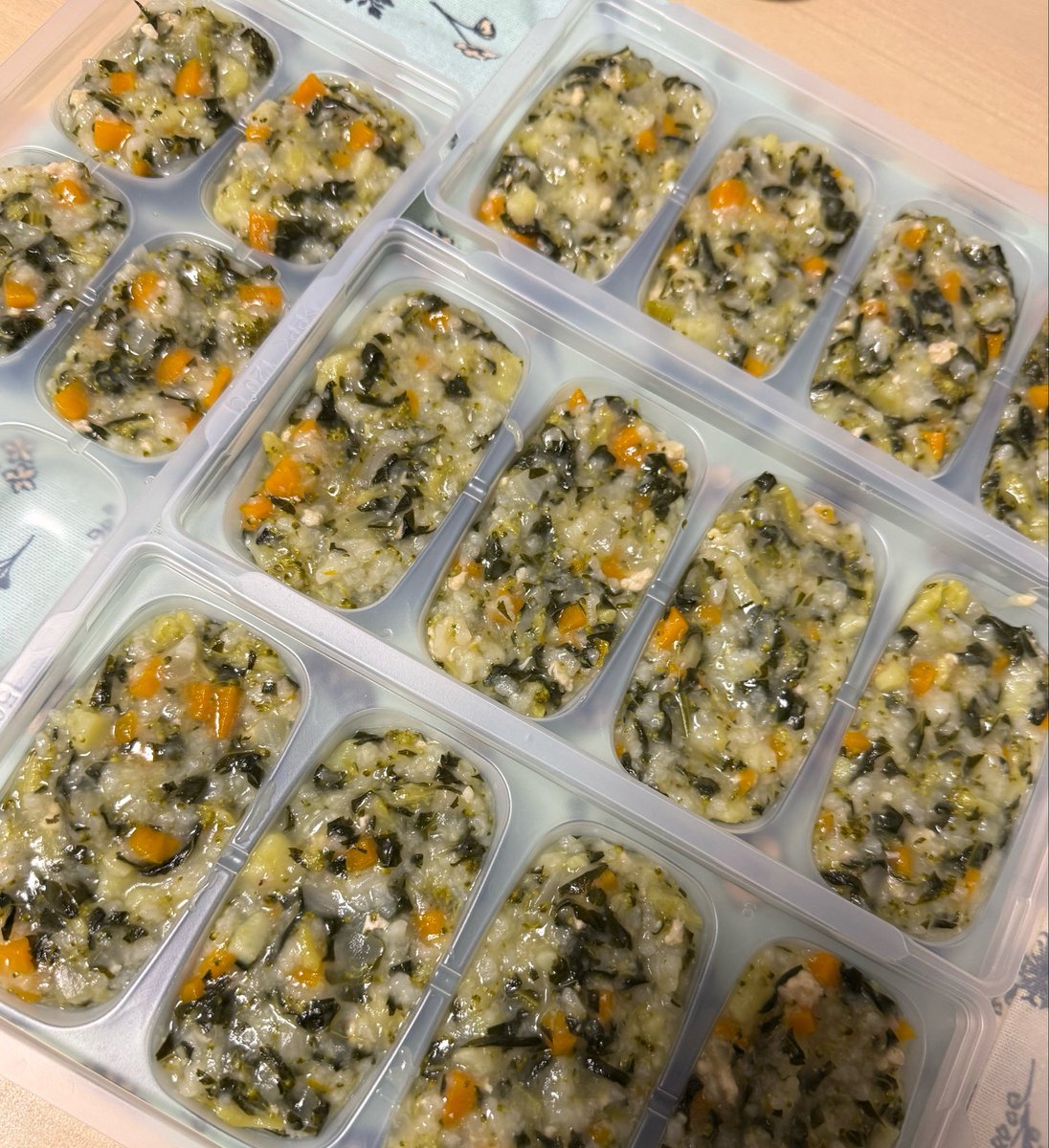 neco_JIK's tweet photo. 今回の主な仕込みは
・野菜がゆ（プレーン）50g
・ほうれん草としらす15g
・野菜スープ（プレーンとミネストローネ風）30g~40g
・にんじんとツナ（赤はトマト入り）15g
・ポテサラ風（プレーンと青のり入り）25g
下３つは味付けにベビーコンソメ使用🫰🏻✨初めてだから少し少なめうっすーく意識。 https://t.co/M1w3bo9296