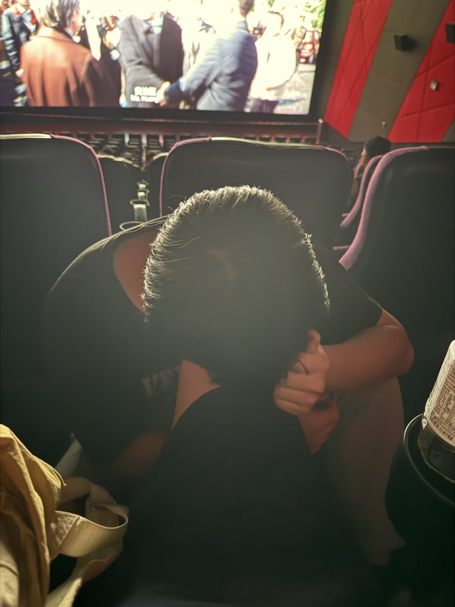 liyzi1004's tweet photo. 电影院场景心愿单完成！
小狗很害羞，一开始答应了都开机了一直犹犹豫豫不肯放跳蛋小玩具，扭捏怕来人被撞见。（开场30分钟还有谁来啊！不有我前边帮你挡着）
我拉开裤子一塞进去，是硬的！跳蛋得手稳稳固着，顺便捏捏让它滑到不同地方看他抱着我手一阵阵弓腰发抖～
坐姿可顾前面rt ，jj脚踩揉 #男m https://t.co/mTzex9DCmK