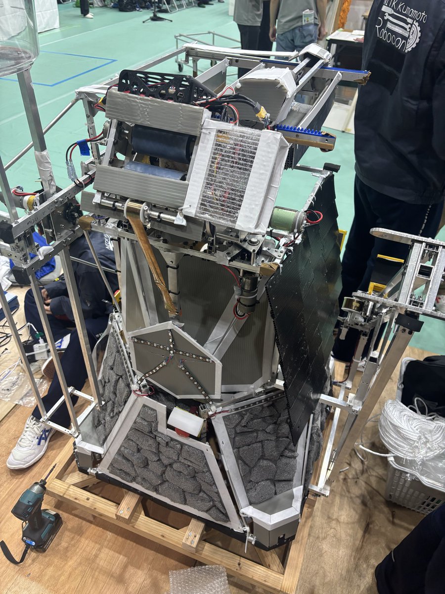 krobocon's tweet photo. 熊本高専熊本キャンパスAチーム　決勝ラウンドでの同校準々決勝後、準決勝にて敗退しました。

Aチーム、Bチームともに応援してくれた皆さん、ありがとうございました。

今回の出来事をバネに今年の活動を振り返りたいと思います。
#高専ロボコン https://t.co/YScnl9757S