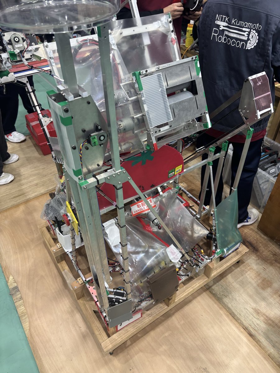 krobocon's tweet photo. 熊本高専熊本キャンパスAチーム　決勝ラウンドでの同校準々決勝後、準決勝にて敗退しました。

Aチーム、Bチームともに応援してくれた皆さん、ありがとうございました。

今回の出来事をバネに今年の活動を振り返りたいと思います。
#高専ロボコン https://t.co/YScnl9757S