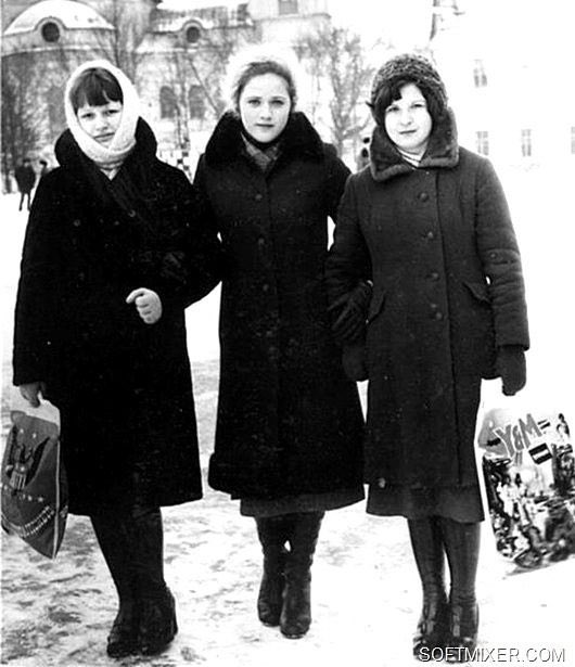 Kanthan2030's tweet photo. Did you know that plastic bags were so rare in the Soviet Union that people washed, dried and reused them?

And plastic bags with foreign logos or colorful designs were symbols of luxury and status!

Wonders of communism.

#USSR #history https://t.co/U9iclJdA6M