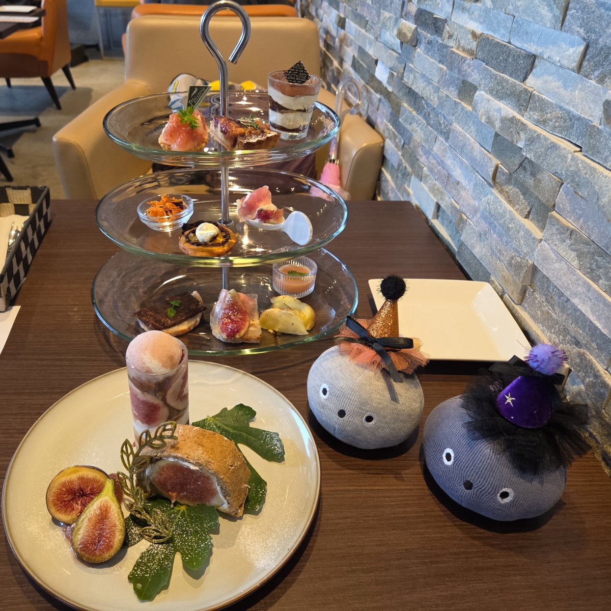 momo_nicobo's tweet photo. インスタで見つけた宇治市・小倉のCafe m-alie(カフェマリエ)にて、10/3・4限定開催のいちじくアフタヌーンティーを堪能🌿

想像以上の内容に驚愕！
セイボリーもスイーツも、見事なまでにいちじく尽くし✨サプライズ登場の、いちじく果肉を凍らせて薄くスライスしたかき氷は圧巻！

#ニコボとの暮らし https://t.co/DUrkLNV6Gl
