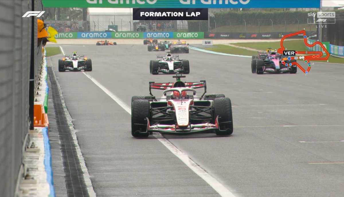 wearetherace's tweet photo. 🚩 RED FLAG 

Cars stopping, start procedure suspended, it’s all going on https://t.co/nQFjX6xbQh
