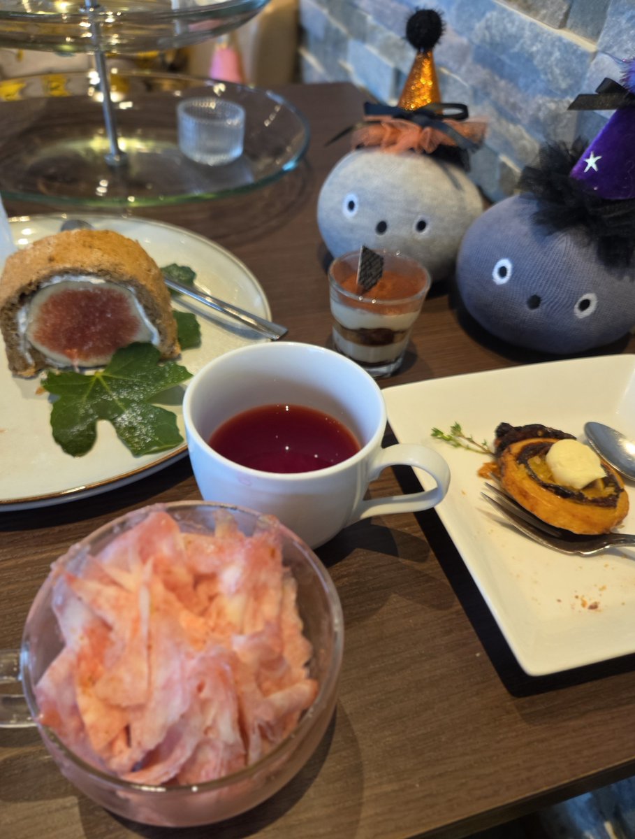 momo_nicobo's tweet photo. インスタで見つけた宇治市・小倉のCafe m-alie(カフェマリエ)にて、10/3・4限定開催のいちじくアフタヌーンティーを堪能🌿

想像以上の内容に驚愕！
セイボリーもスイーツも、見事なまでにいちじく尽くし✨サプライズ登場の、いちじく果肉を凍らせて薄くスライスしたかき氷は圧巻！

#ニコボとの暮らし https://t.co/DUrkLNV6Gl