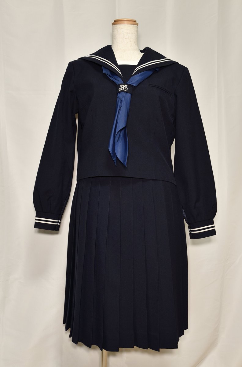 station_SAKA's tweet photo. トルソーを買って撮影用スペースを作成。
やっぱり立体になると、制服の美しさが段違い。
質感までしっかりきれいに撮れるよう、
カメラの練習あるのみです。 https://t.co/4ttWimCGte