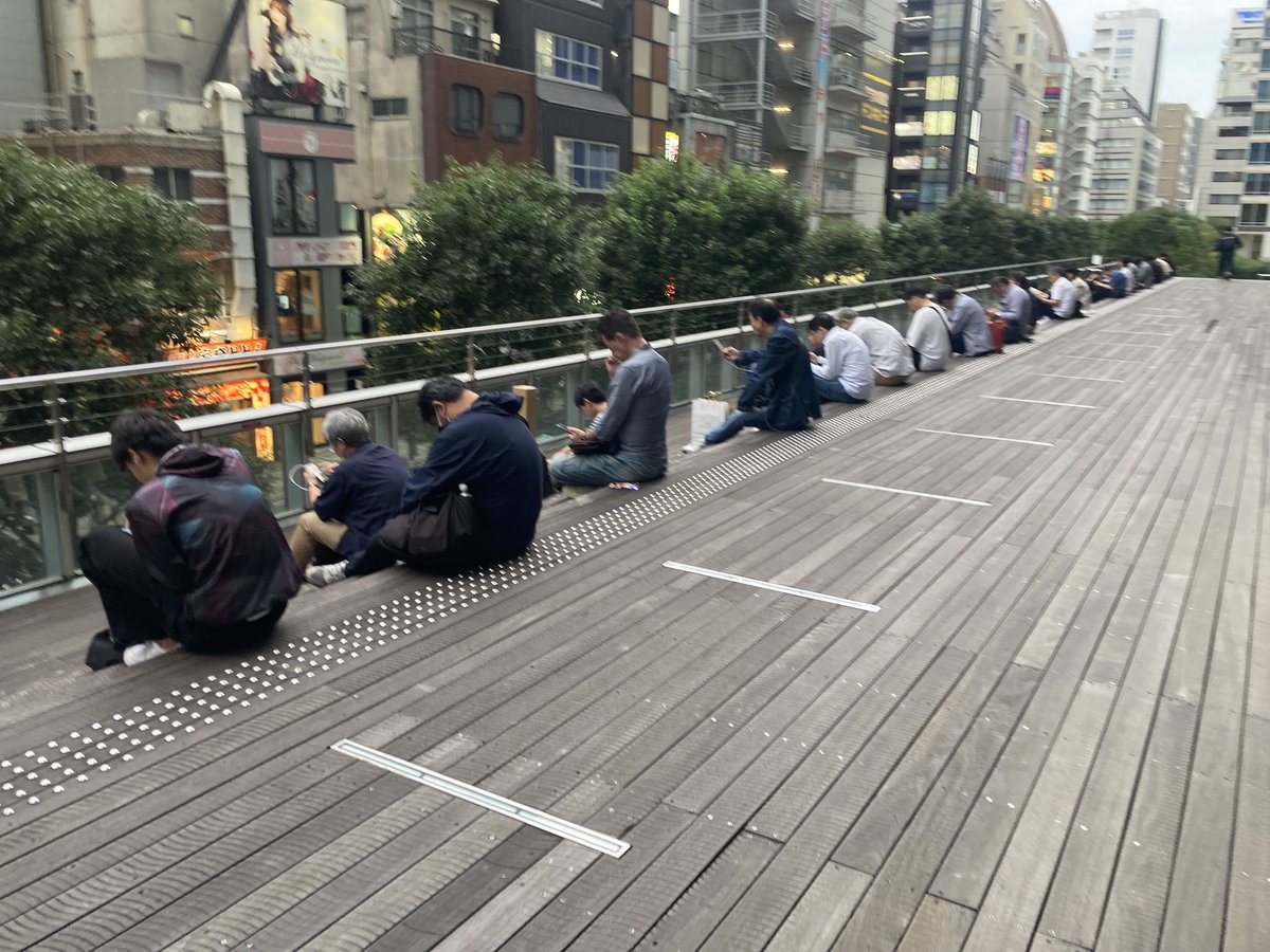 akiba_plus's tweet photo. 今日も大盛況な秋葉原の鴨川 https://t.co/M9hu9hXJRE