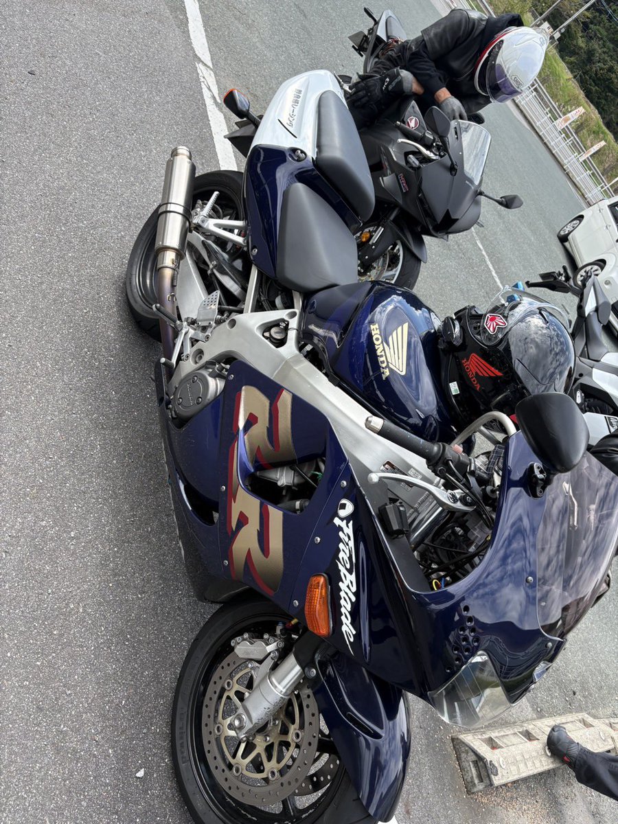 min_1142's tweet photo. 今日は父上とおデート💖
盗んだバイクで走ってきたぜ✌️😏✌️
古いハイオクを新しいハイオクに満タン入れ替えてやったぜ😏🤟
お初の方とも仲良くお話しできたし、
をにぎり姉さんとも会えた！💓✨
（をにぎりさんフォロー気づいてなくてごめんなさい🙇‍♀️フォローありがとうございます😭）
最高の１日😆 https://t.co/JEeIfu0t74