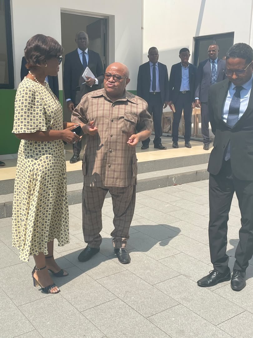 UN_UNOCA's tweet photo. Au terme de sa visite à Brazzaville, @souefmo_elamine  a été reçu par la Ministre de l’environnement au siège de la Radio Télévision du Bassin du Congo. Le chef de l’@UN_UNOCA a salué une initiative pionnière qui témoigne de l’engagement actif de la République du #Congo en faveur du climat, de la paix et de la sécurité.