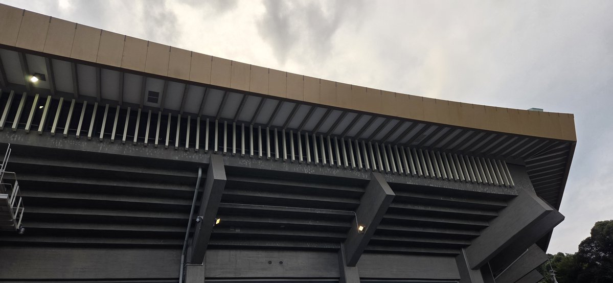 Colombia039's tweet photo. 仕事終わりにして、サカナクション武道館ファイナルきた！トレードで直前に取れた！B席でどんなもんだろって思ってたけど、一番端です！ステージ真横！隣の座席は立ち入り禁止。映像とか演出はおそらくみれないけど、音が聴ければ全然良いや。
今日が2026年のサカナクションのライブが最後らしいね。 https://t.co/c8h9sZDUeC