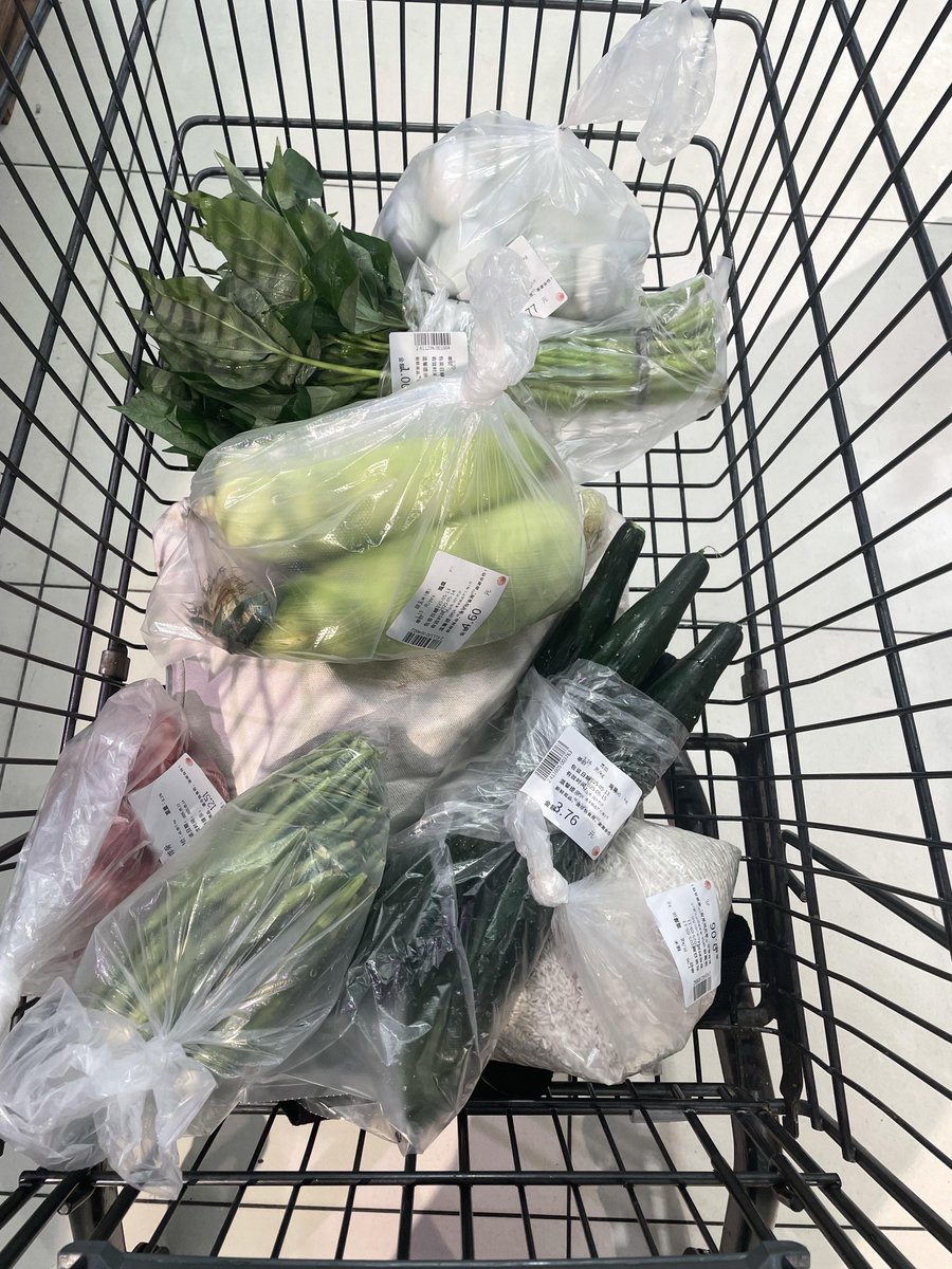 JuliannLowke's tweet photo. Compra rápida de ingredientes frescos para tu cena de hoy: tomates jugosos, cebollas dulces y hierbas aromáticas  Listos en 10 minutos en el supermercado cercano! https://t.co/jPpXJe3txG