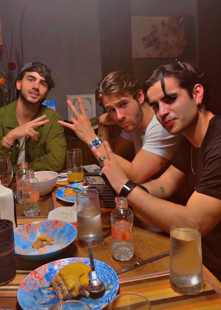 Leoncitadefuego's tweet photo. Estoy demasiado feliz al ver que todos se dieron el tiempo de asistir a la reunión de Habibi

Él estaba demasiado emocionado cocinando y tal vez pensando que no irian

¡De verdad! Que bonito que fueron

Principalmente Fede y Aarón que están demasiado ocupados en sus proyectos 🥹 https://t.co/om6HBjJWDQ