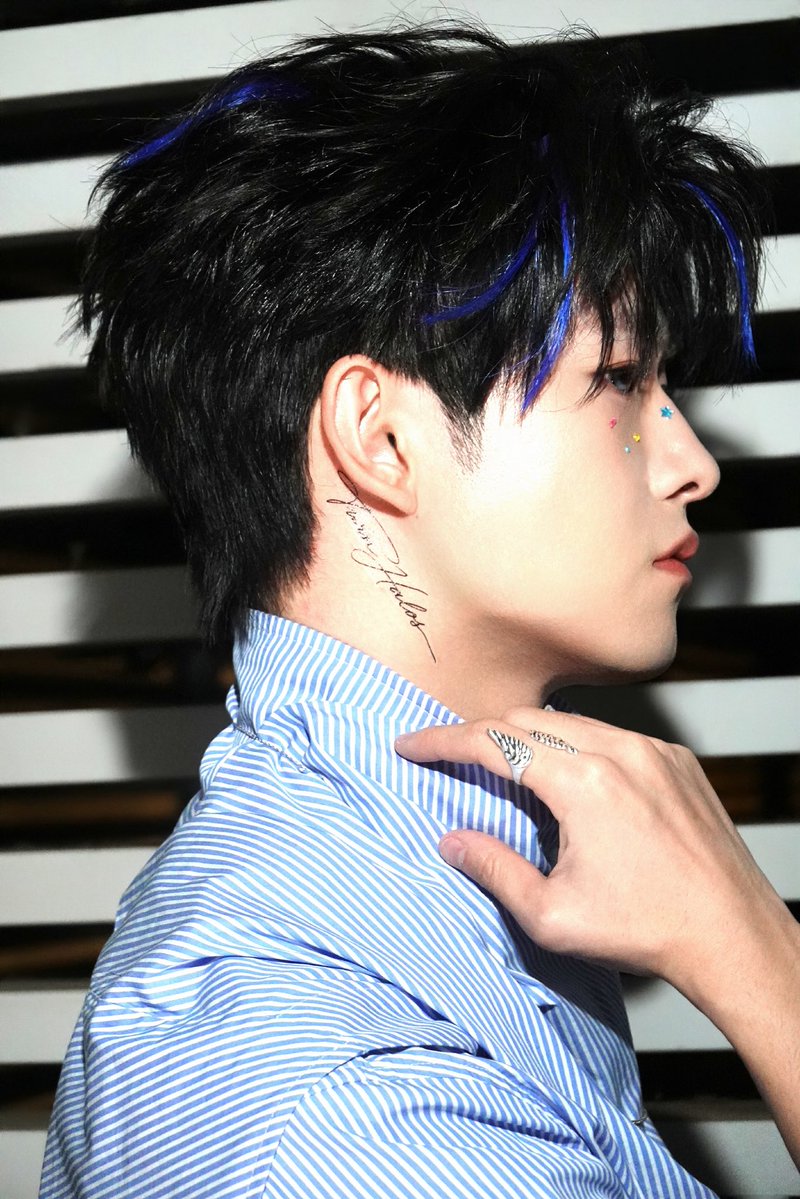 STthiti's tweet photo. ก็ไม่ได้ว่าอะไร คนนึงหลังหูขวา คนนึงใต้สันกรามซ้าย ยังไม่มีใครว่าอะไรเลยนะ 🫪🤷🏻 https://t.co/iZiUSsKOIv