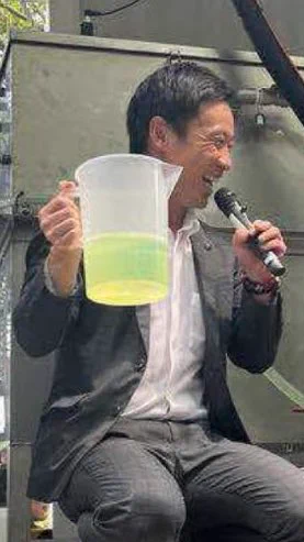 komukaepapa's tweet photo. 「大気から軽油が合成できた！」と満面の笑みで写真が残ってる有名な市長さんですね。その場で生成した軽油のはずなのに、なぜかガソリンスタンドで売ってる軽油と同じように既に緑色に着色されていて盛大にバカにされたあの市長さんですね。 https://t.co/O5dWrJMkcs