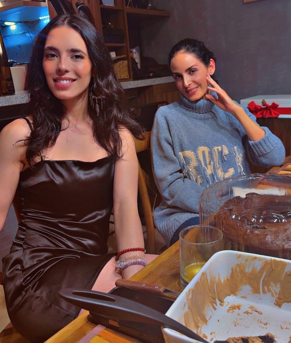 Leoncitadefuego's tweet photo. Estoy demasiado feliz al ver que todos se dieron el tiempo de asistir a la reunión de Habibi

Él estaba demasiado emocionado cocinando y tal vez pensando que no irian

¡De verdad! Que bonito que fueron

Principalmente Fede y Aarón que están demasiado ocupados en sus proyectos 🥹 https://t.co/om6HBjJWDQ