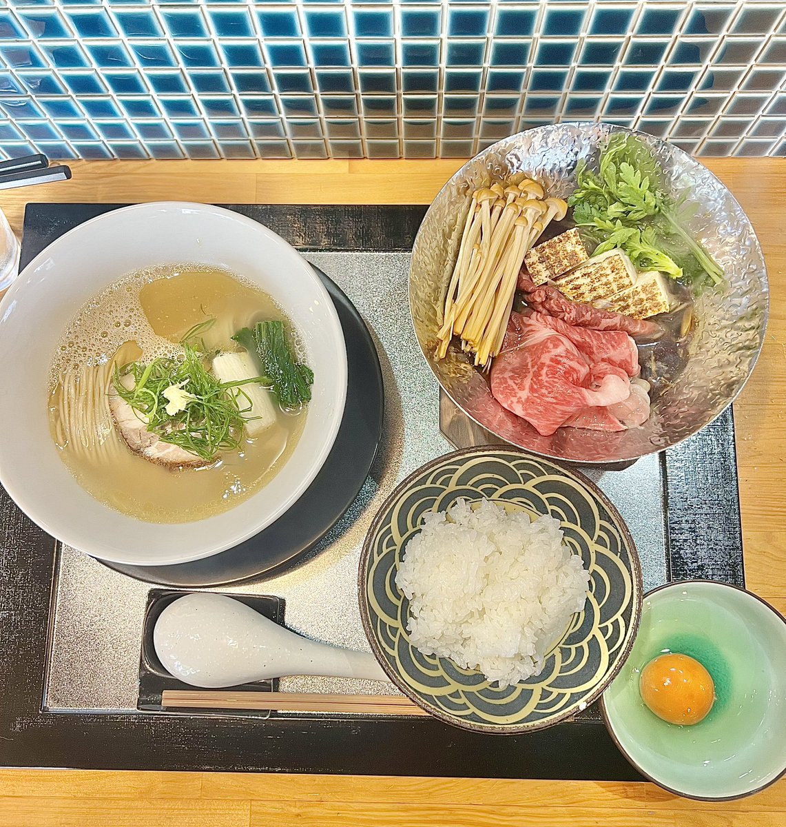 taitairisa15's tweet photo. 🍜 中華蕎麦 鳴神食堂｜高崎

中野ラーメン祭、お疲れ様でした✨
フォロワーさんに触発され直行！🏃‍♂️

豚肉×豚骨×節に、塩と白醤油。
じんわり沁みる旨さ…！

『上州牛のすき焼き御膳』も
肉の旨みがたまらない🤤

朝からこの一杯は反則！🔥

水沼温泉で、さらに整う♨️😆

#鳴神食堂 #朝ラー https://t.co/rmzzTL4NkY