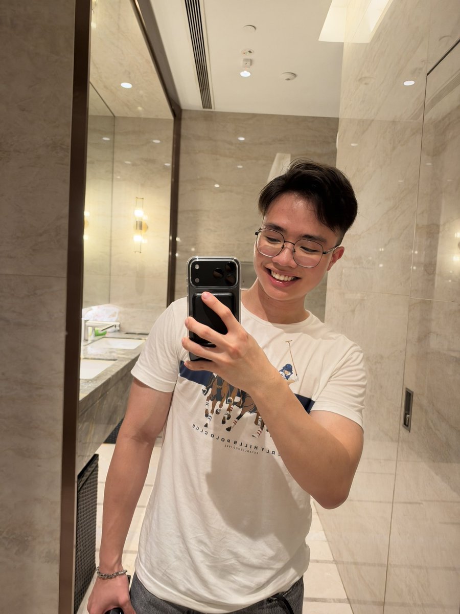 HamsterBoi123's tweet photo. I have been nagged at for soooooo long to stop smiling in my pictures BUT… ITS JUST ME!! IM JUST (or at least I try lah lor) TO BE BUBBLY HAHAHAH https://t.co/Co3U9WHL2M
