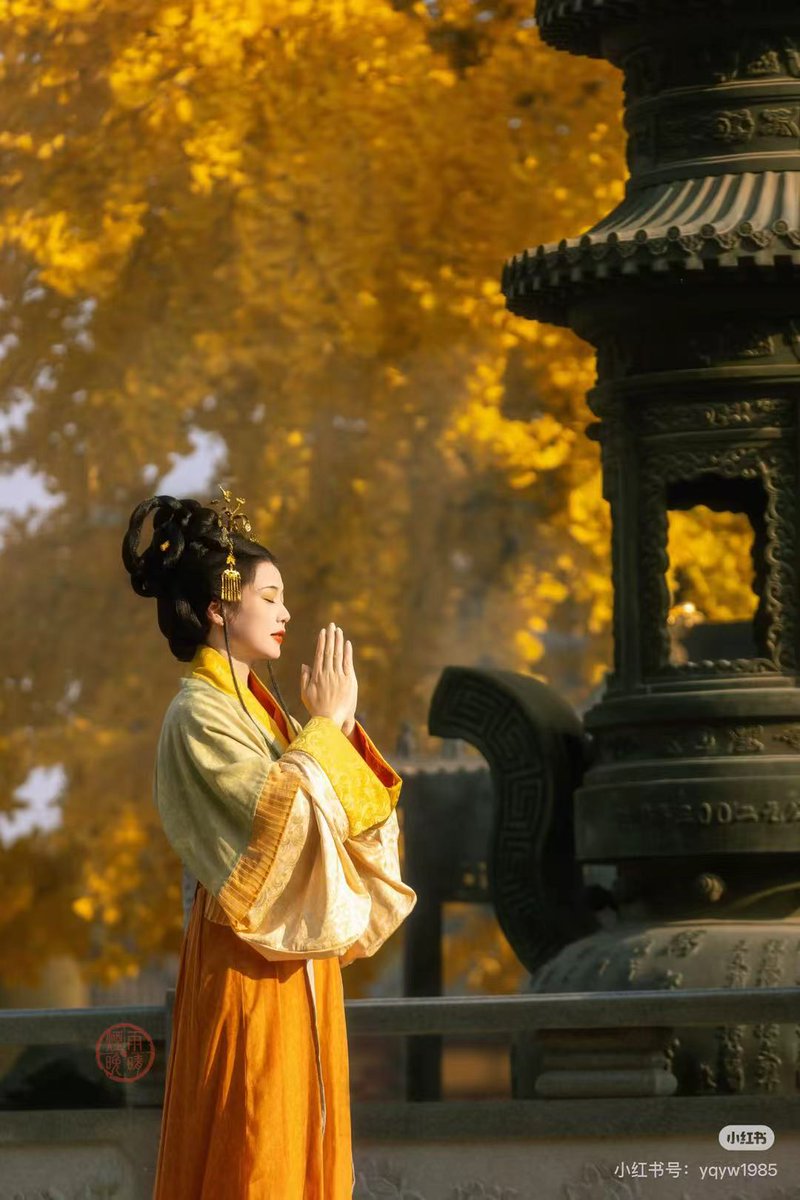 AmazingHanfu's tweet photo. Hanfu Check in | Shanghai, chasing golden autumn dreams. Baoguo Temple, a Ming dynasty style temple once honored Guan Yu(the Three Kingdoms general). Today, its 1074-year-old ginkgo turns golden each autum, welcoming Hanfu city walkers. Would you stop by this hidden gem? https://t.co/WonWN6zKBn