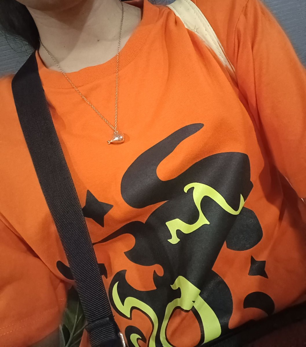 akkzna's tweet photo. @roxanne_kho @ZACKTcos I DON'T HAVE A PHOTO OF MY ITABAG 🤦‍♀️ but if you saw someone in a bright orange shirt, with a koi necklace, yellow starry bag, and a brown small case then hi 😅 signal was so bad i couldn't find friends aaaaa

Anyway to cap this off, random photos 🤣 thank you, #CosplayMania2026 ! https://t.co/knBCWmjW3b