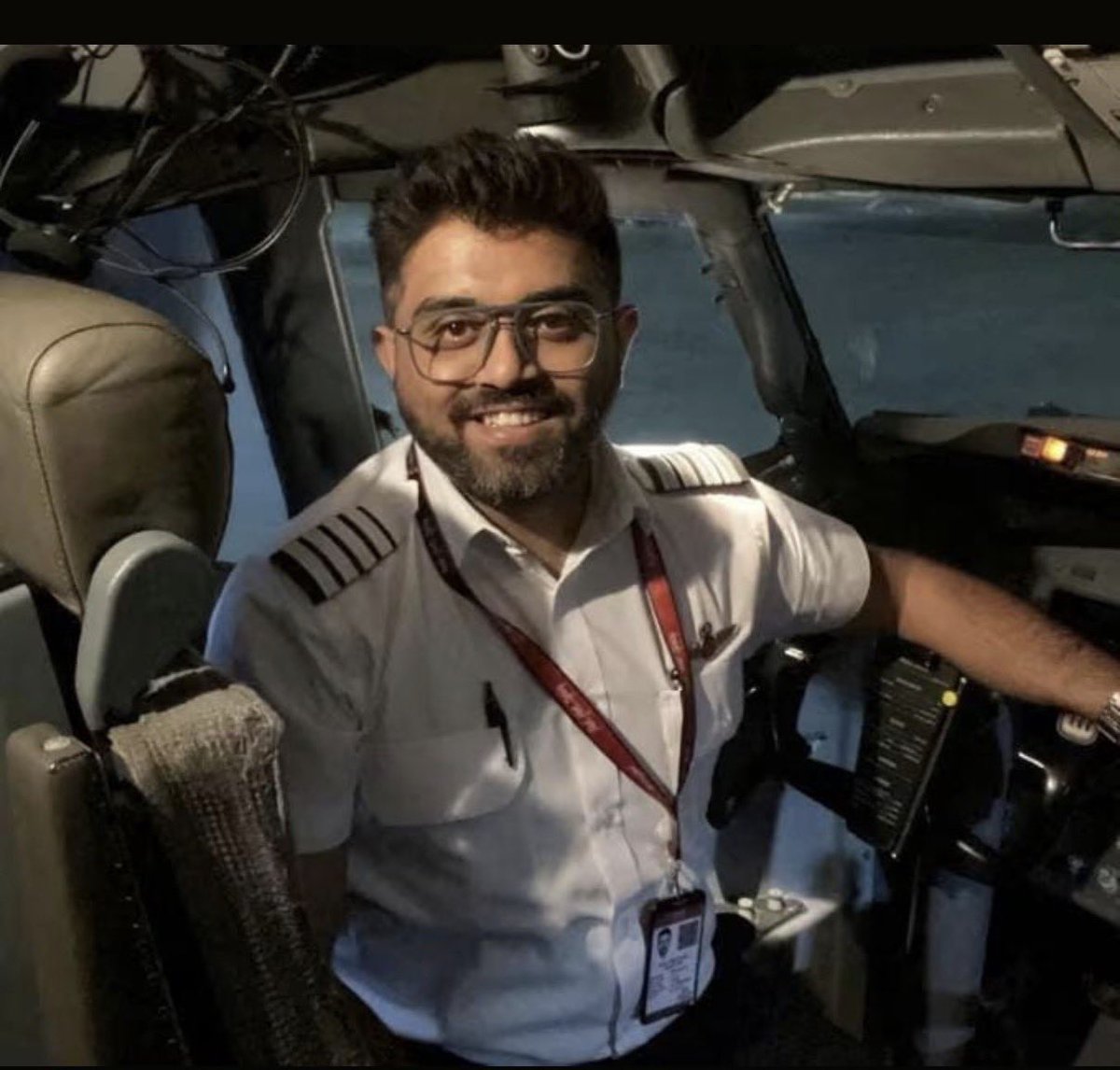 Sophie_Choudry's tweet photo. A true hero.. A man who put the lives of everyone else first in that terrifying moment.. All the respect to you!! Wishing you the speediest recovery Capt Smit🙏🏼🫶🏻 #captainsmitmachchhar https://t.co/rwYfHyTds6