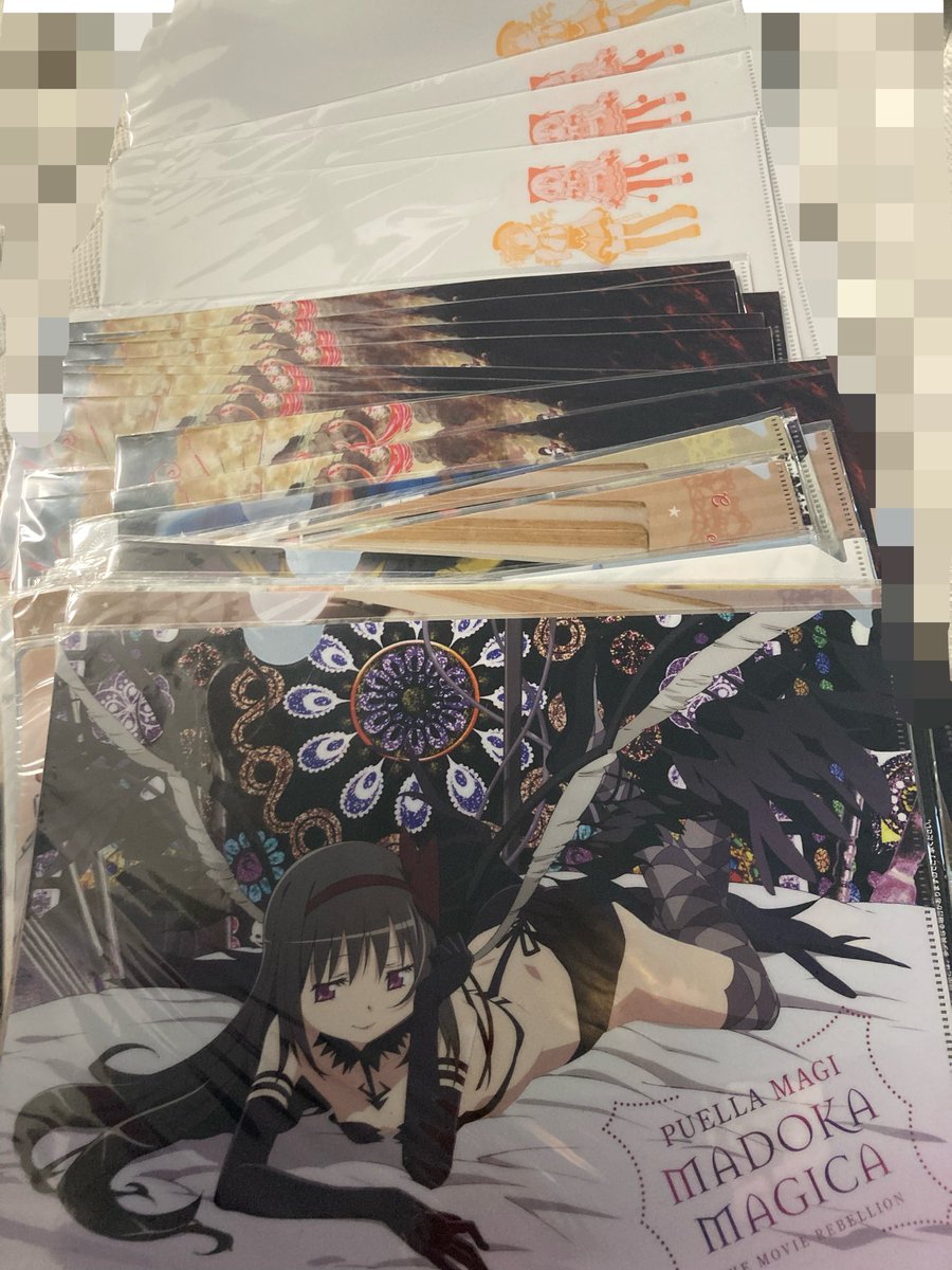 nemui_nday's tweet photo. ダブりまくってるまどマギの大量のクリアファイル(主に叛逆の時のグッズ＆今回のムビチケの)メルカリに出すかな…（╹◡╹）

この😈ほむらちゃんやたら色気あるな…笑 https://t.co/YF2CfH4lnW