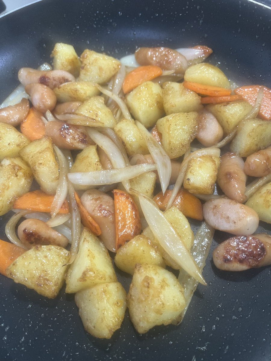 ItoYassi's tweet photo. #おうちごはん #家庭料理
カレー🍛と、ほぼ同じ具材でコンソメ風味ジャーマンポテトを作ったよ(^^) https://t.co/rPPxU4AD1M